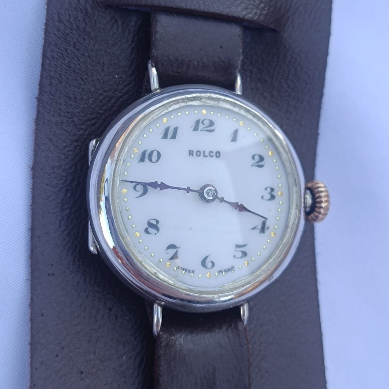 Close-up of ROLCO porcelain dial with applied gold dots around chapter ring, blued hands, and elegant Arabic numerals – circa 1916.
